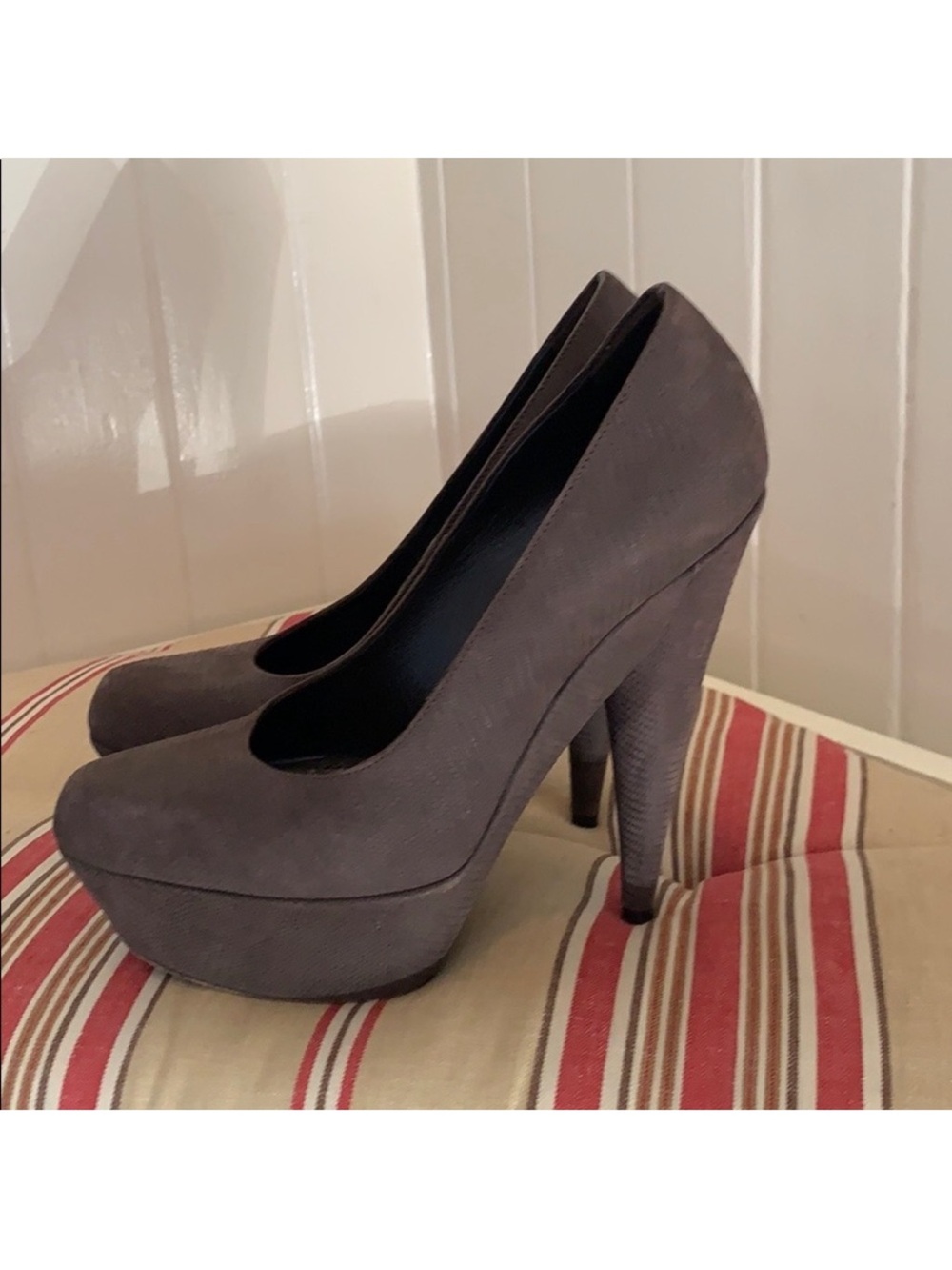 Yves Saint Laurent Round-Toe Platform Pumps Brown - Picture 6 of 7